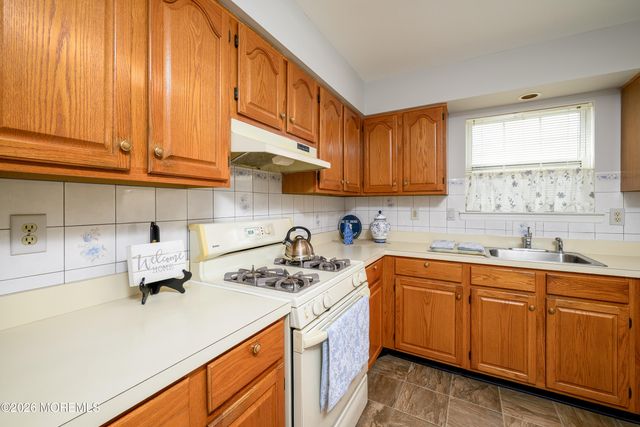 13 Kendal Drive, Toms River, NJ 08757