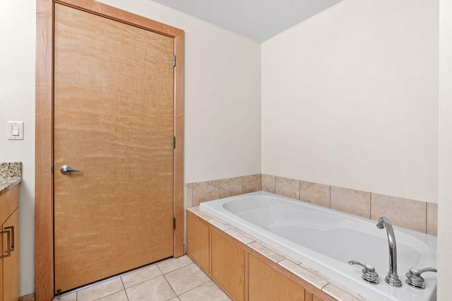 215 10th Avenue S 207, Minneapolis, MN 55415