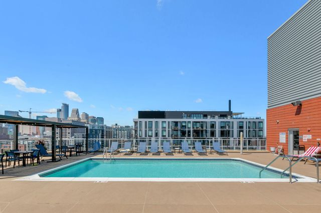 215 10th Avenue S 207, Minneapolis, MN 55415