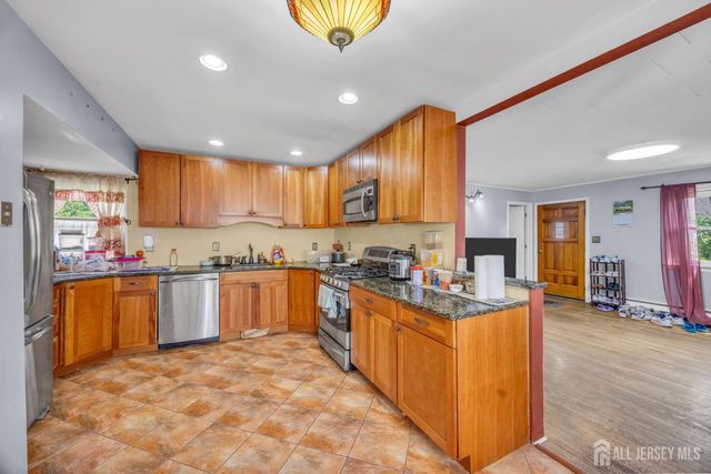 22 Westbury Road, Iselin, NJ 08830