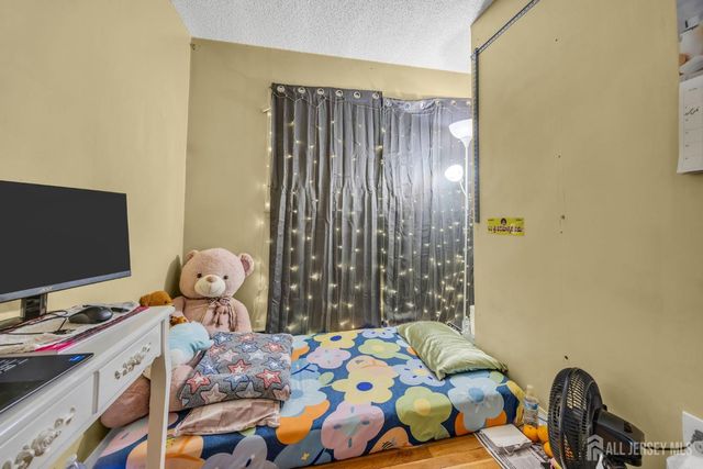 22 Westbury Road, Iselin, NJ 08830