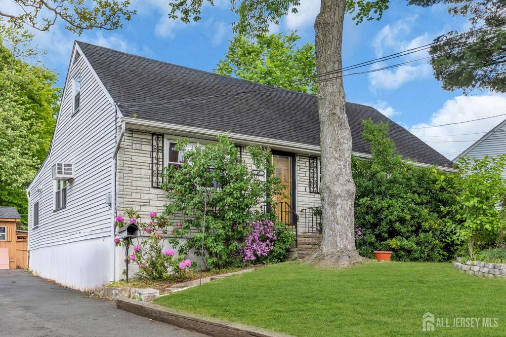 22 Westbury Road, Iselin, NJ 08830