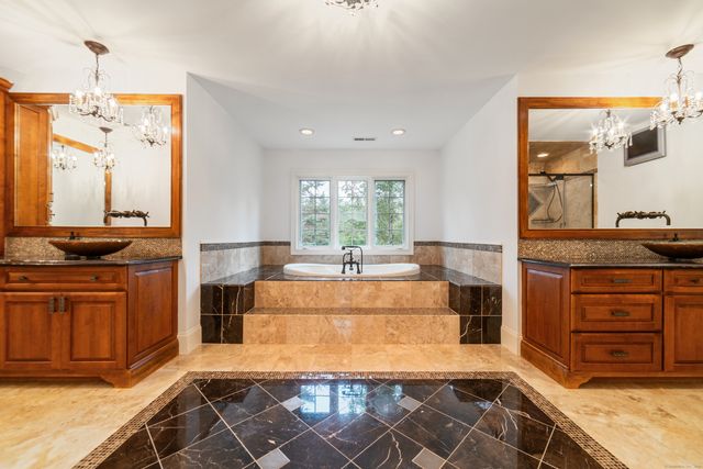 4 Wentworth Drive, Newtown, CT 06470