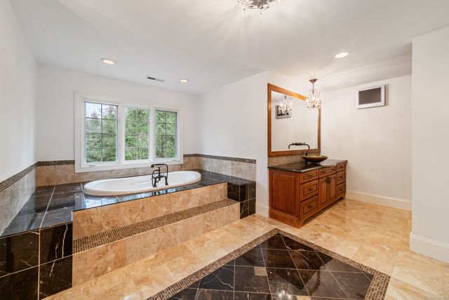 4 Wentworth Drive, Newtown, CT 06470