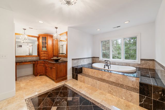 4 Wentworth Drive, Newtown, CT 06470