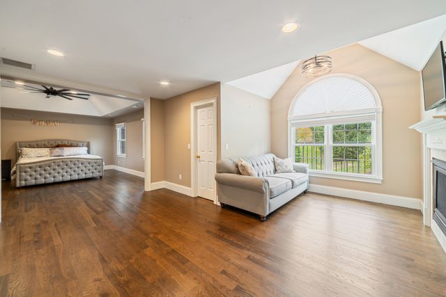 4 Wentworth Drive, Newtown, CT 06470