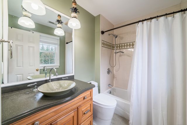 4 Wentworth Drive, Newtown, CT 06470