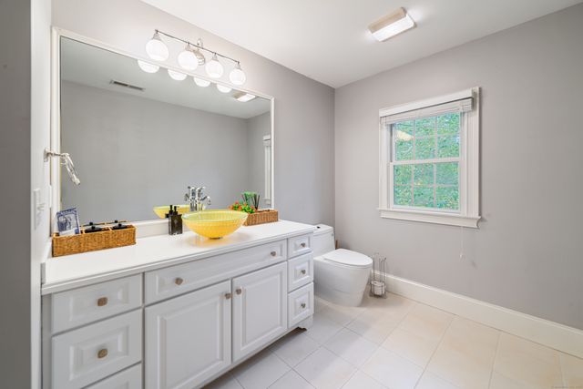 4 Wentworth Drive, Newtown, CT 06470