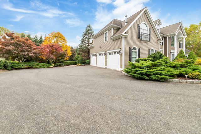 4 Wentworth Drive, Newtown, CT 06470