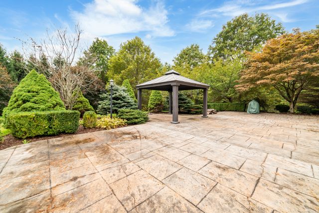 4 Wentworth Drive, Newtown, CT 06470