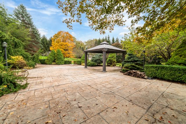 4 Wentworth Drive, Newtown, CT 06470