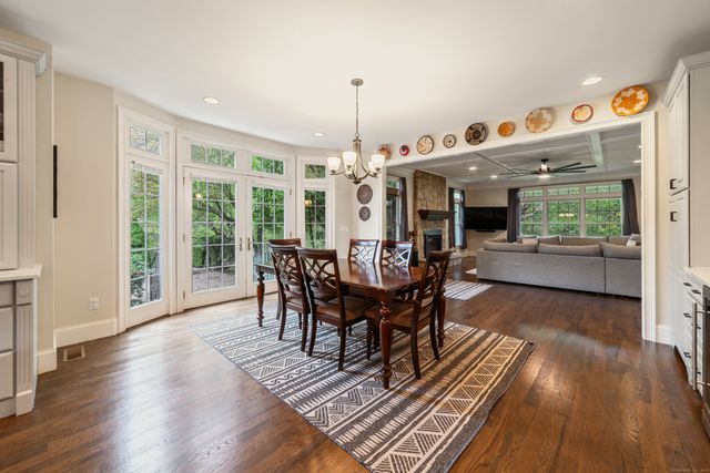 4 Wentworth Drive, Newtown, CT 06470