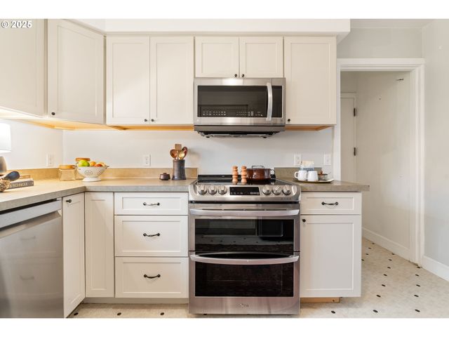 2834 Se 78TH Ave, Portland, OR 97206