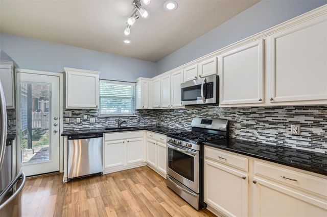 909 E Park ST, Cedar Park, TX 78613