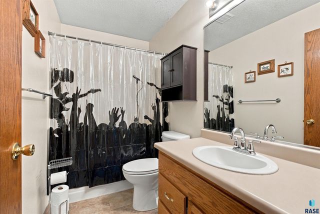 606 Chestnut St Street, Harrisburg, SD 57032