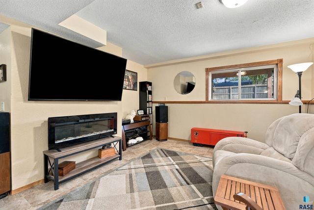 606 Chestnut St Street, Harrisburg, SD 57032