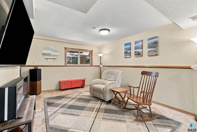 606 Chestnut St Street, Harrisburg, SD 57032