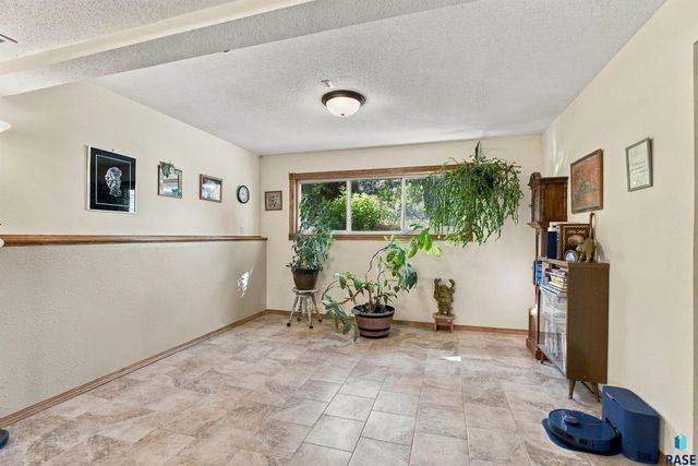 606 Chestnut St Street, Harrisburg, SD 57032