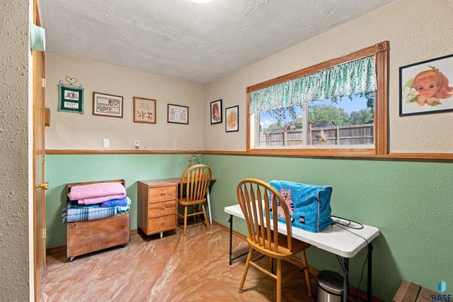 606 Chestnut St Street, Harrisburg, SD 57032