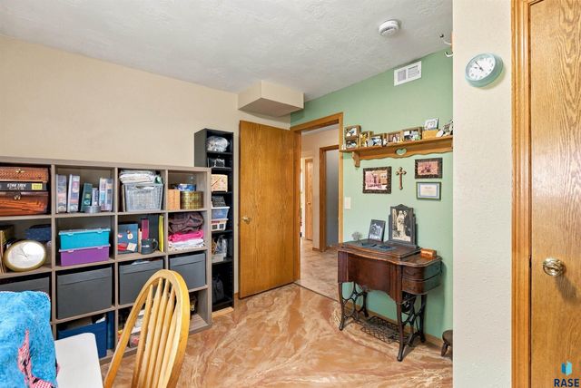 606 Chestnut St Street, Harrisburg, SD 57032
