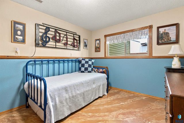 606 Chestnut St Street, Harrisburg, SD 57032