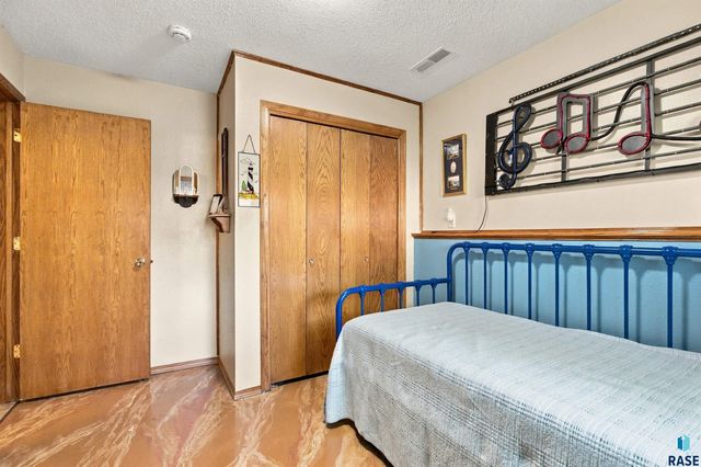 606 Chestnut St Street, Harrisburg, SD 57032