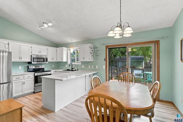 606 Chestnut St Street, Harrisburg, SD 57032