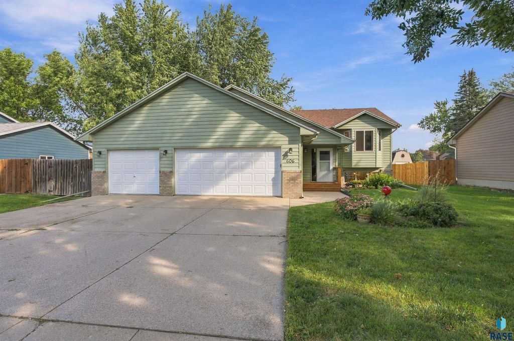 606 Chestnut St Street, Harrisburg, SD 57032