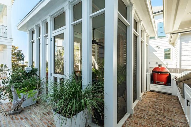 7 Caroline, Galveston, TX 77554