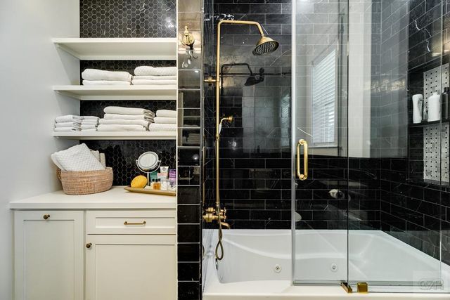 7 Caroline, Galveston, TX 77554