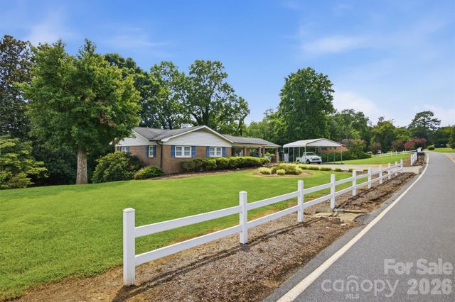 2711 Fairway Acres Circle, Lenoir, NC 28645