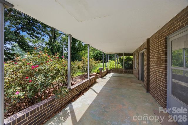 2711 Fairway Acres Circle, Lenoir, NC 28645
