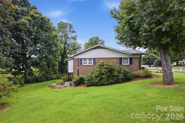 2711 Fairway Acres Circle, Lenoir, NC 28645