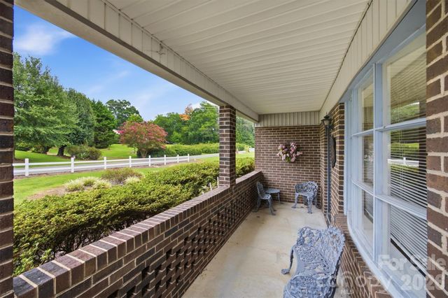 2711 Fairway Acres Circle, Lenoir, NC 28645
