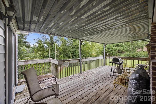 2711 Fairway Acres Circle, Lenoir, NC 28645