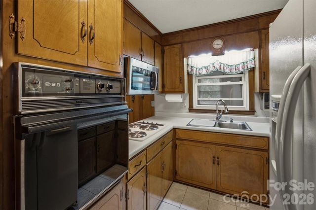 2711 Fairway Acres Circle, Lenoir, NC 28645