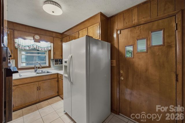2711 Fairway Acres Circle, Lenoir, NC 28645