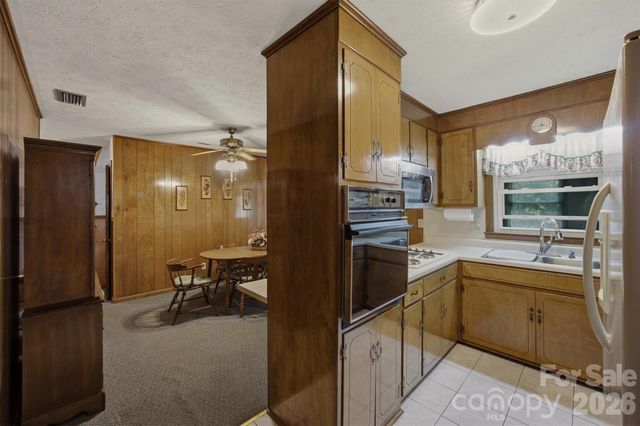 2711 Fairway Acres Circle, Lenoir, NC 28645