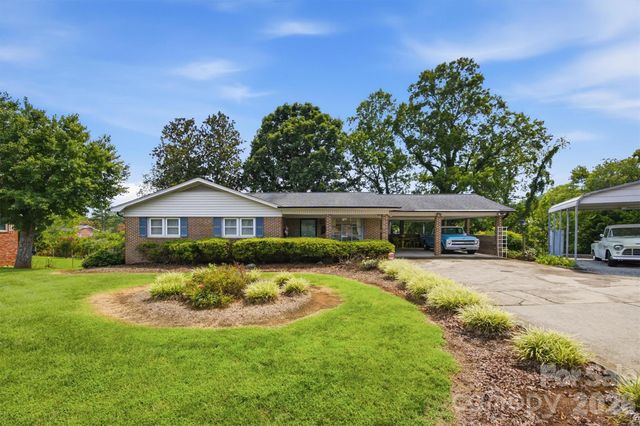 2711 Fairway Acres Circle, Lenoir, NC 28645