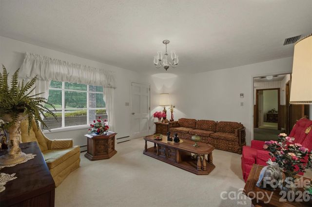 2711 Fairway Acres Circle, Lenoir, NC 28645