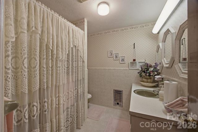 2711 Fairway Acres Circle, Lenoir, NC 28645