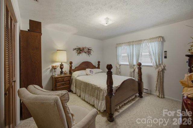 2711 Fairway Acres Circle, Lenoir, NC 28645