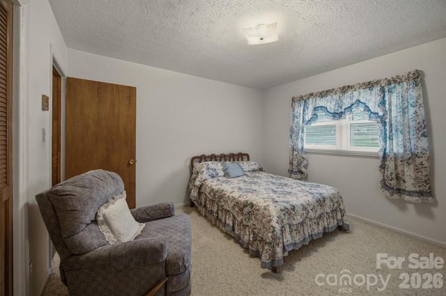 2711 Fairway Acres Circle, Lenoir, NC 28645