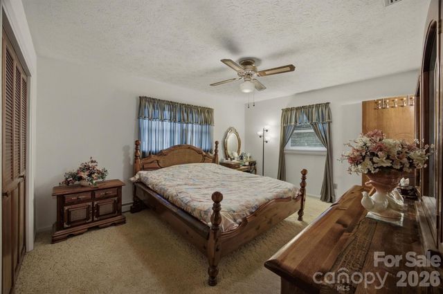 2711 Fairway Acres Circle, Lenoir, NC 28645