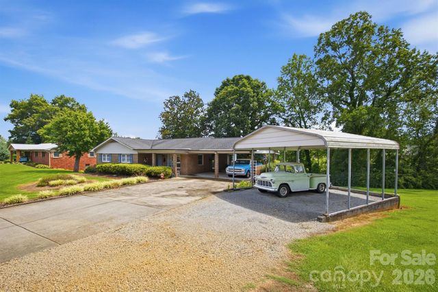 2711 Fairway Acres Circle, Lenoir, NC 28645