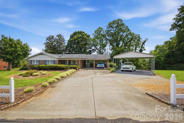 2711 Fairway Acres Circle, Lenoir, NC 28645
