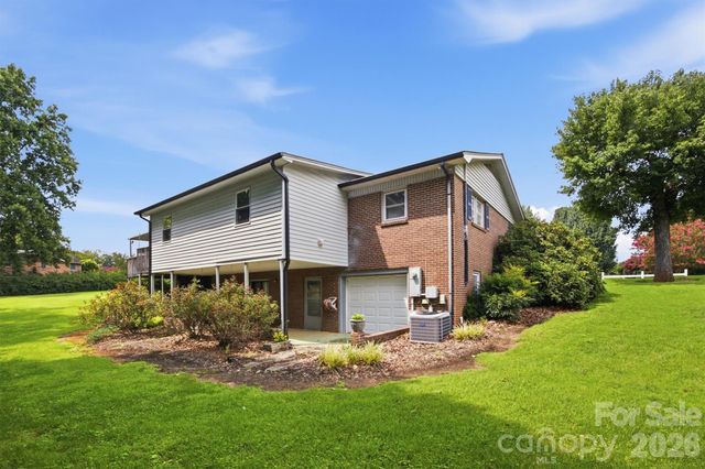 2711 Fairway Acres Circle, Lenoir, NC 28645