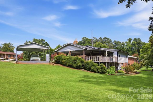 2711 Fairway Acres Circle, Lenoir, NC 28645