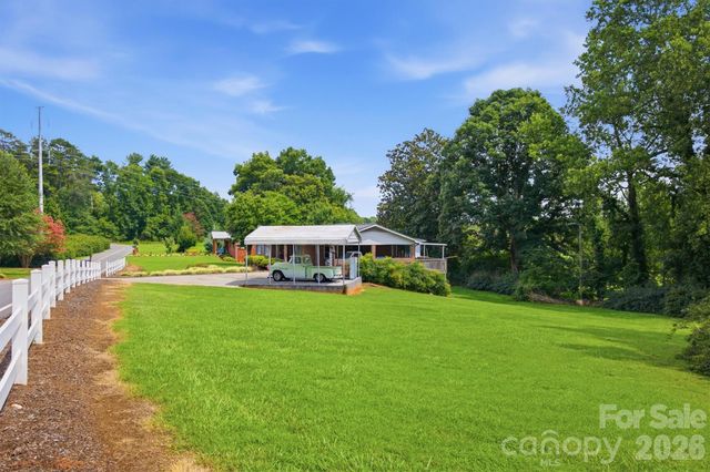 2711 Fairway Acres Circle, Lenoir, NC 28645