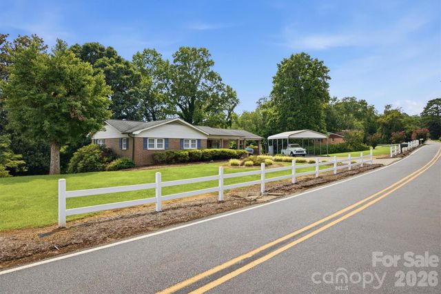 2711 Fairway Acres Circle, Lenoir, NC 28645